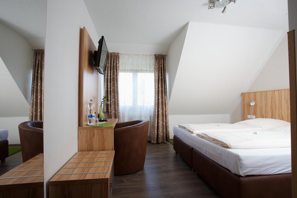 Hotel Reinhardtshof Garni Wolfschlugen Номер фото