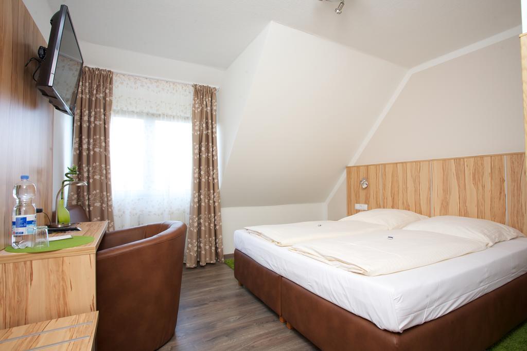 Hotel Reinhardtshof Garni Wolfschlugen Номер фото