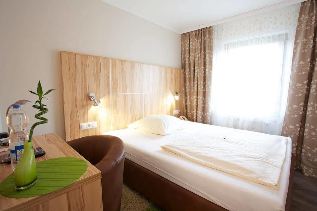 Hotel Reinhardtshof Garni Wolfschlugen Экстерьер фото
