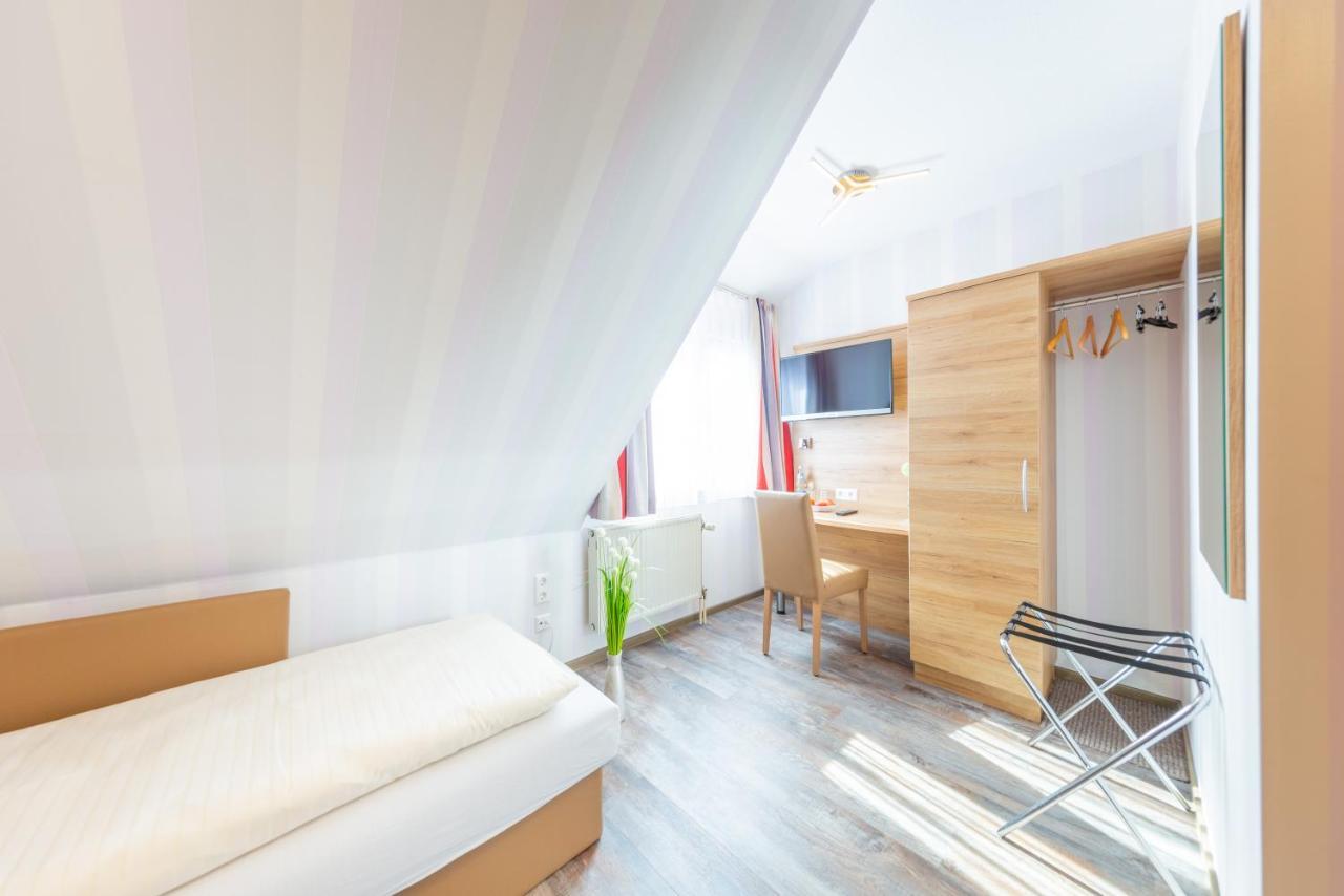 Hotel Reinhardtshof Garni Wolfschlugen Экстерьер фото